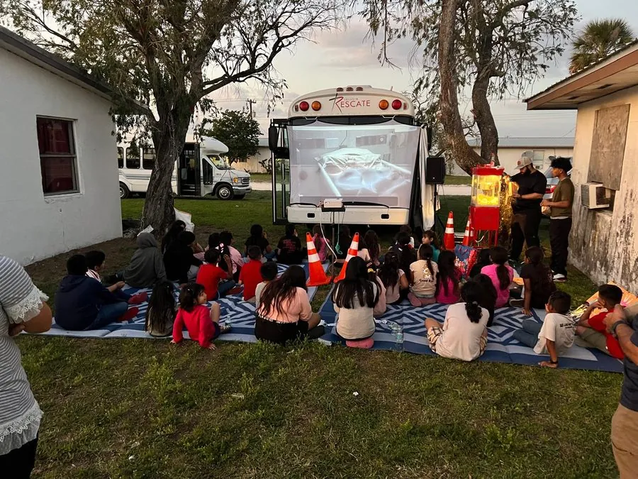 Cine comunitario con el bus