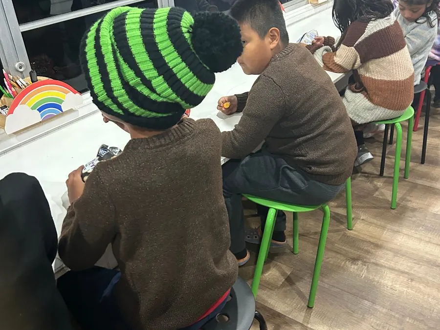 Niños aprendiendo dentro del bus